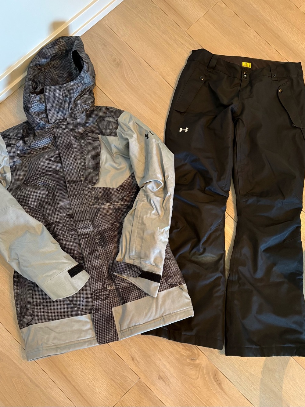 Men’s Under Armour ColdGear Snowboard / Ski Set - Jacket (S) & Pants (M)